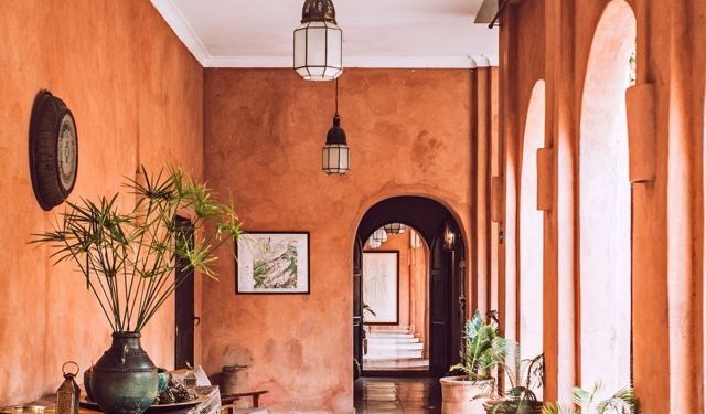 Tips Menghadirkan Kehangatan Alami Dalam Ruangan: Sentuhan Terakota dalam Desain Interior