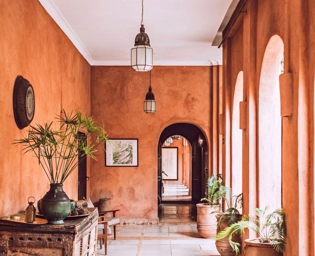 Tips Menghadirkan Kehangatan Alami Dalam Ruangan: Sentuhan Terakota dalam Desain Interior